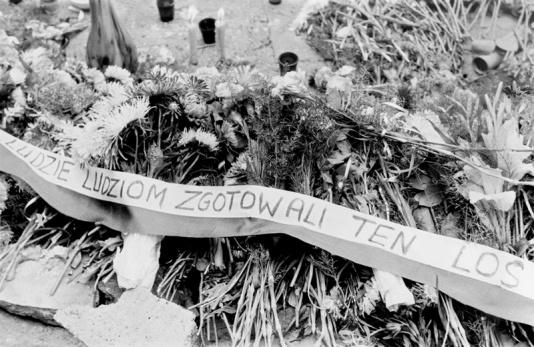 Kwiaty złożone w miejscu zamordowania przez milicję jednego z uczestników manifestacji zorganizowanej w drugą rocznicę podpisania porozumień sierpniowych.