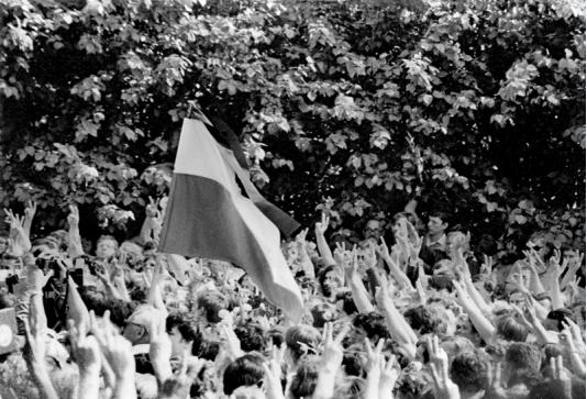 Cmentarz na Powązkach w Warszawie. Ceremonia pogrzebu Grzegorza Przemyka, licealisty pobitego na śmierć przez milicjantów, przeradza się w spontaniczną, antyreżimową manifestację.