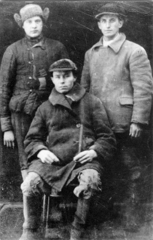 Robotnicy leśni zatrudnieni w kołchozie Kirsanow (Obwód Tambow, ZSRR), z prawej stoi Józef Ryżow.