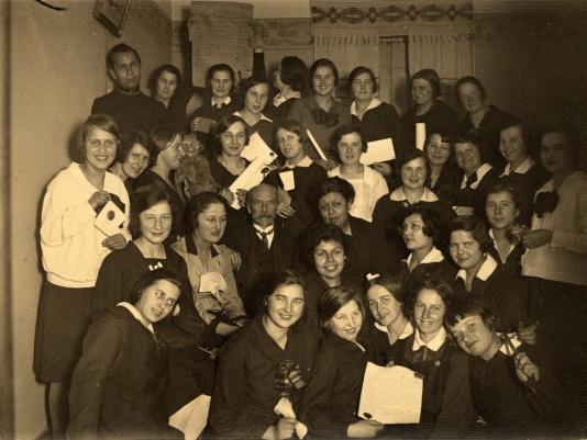 Wieczorek uczennic Żeńskiego Seminarium Nauczycielskiego w Wilnie zorganizowany w domu jednej z koleżanek na koniec piątego semestru.