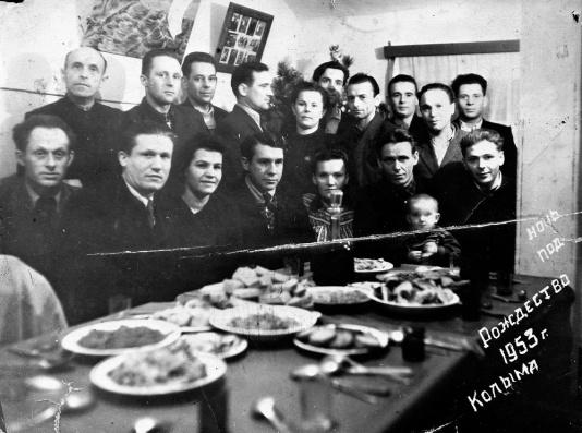 Wieczerza wigilijna polskich zesłańców łagru Stiekolny (obwód Magadan, Kołyma, ZSRR), pierwszy z lewej siedzi Tadeusz Dziemidok.