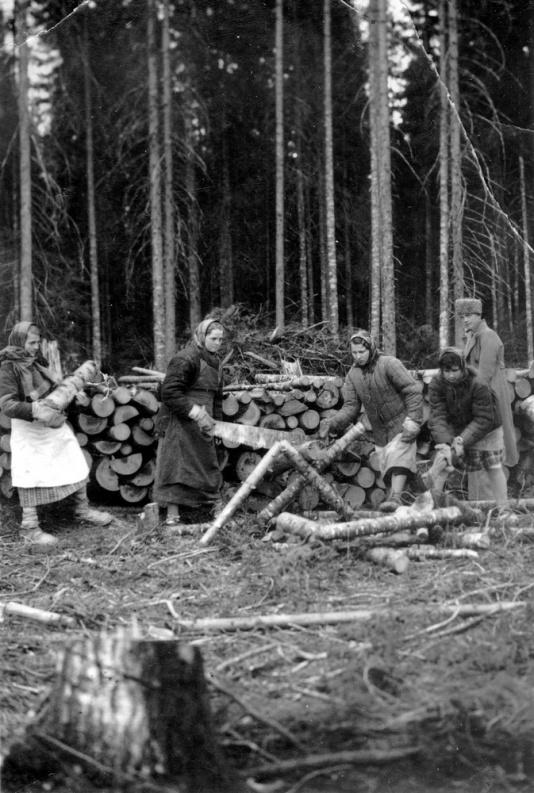 Grupa kobiet pracujących przy wyrębie lasu w okolicach Swierdłowska (ZSRR), z prawej strażnik. Na odwrocie podpis: Pamiątka z Uralu. Swierdłowsk.