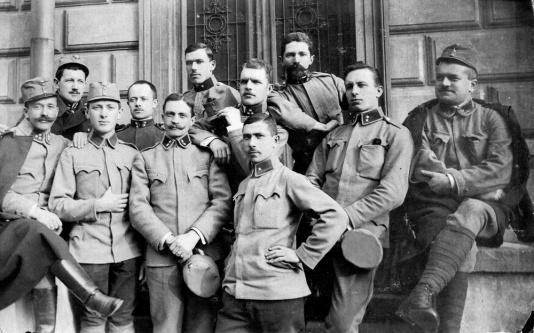 Słuchacze C.K. artyleryjskiej szkoły oficerskie w Budapeszcie. Na tle drzwi z lewej stoi Stanisław Kato.