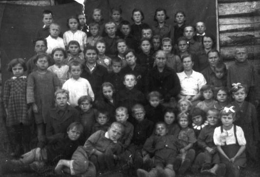 Uczniowie i nauczyciele rosyjsko-polskiej szkoły w miejscowości Jużnyj Liesopunkt, (Ałtajski Kraj, ZSRR).