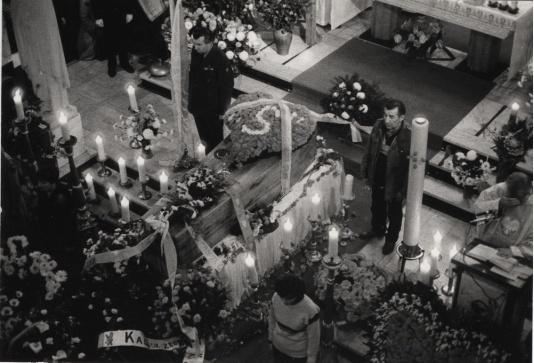 Wystawienie trumny zamordowanego przez funkcjonariuszy SB księdza Jerzego Popiełuszki w kościele parafialnym św. Stanisława Kostki na Żoliborzu w Warszawie