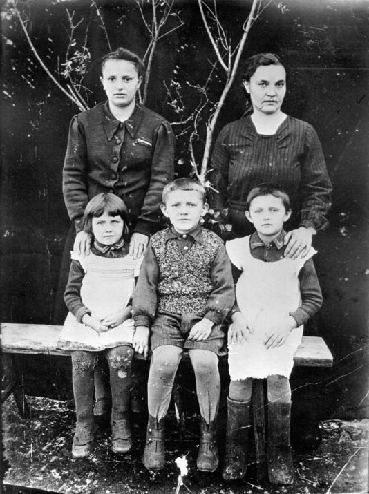 Deportowani wgłąb ZSRR Kazimiera Musiał (stoi po prawej, Ryszard Musiał (siedzi w środku) i Jadwiga Wicijowska-Czarnecka (stoi po lewej) we wsi Siemieziorka (Obwód Kustanajski, Kazachstan), nazwiska dziewczynek nieznane.