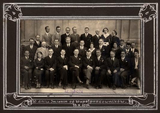 Okolicznościowa fotografia grupowa pracowników Starostwa i Wydziału Powiatowego w Horodence