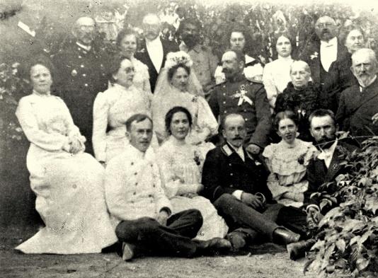 Goście weselni oraz młoda para (w środku) w majątku Godzie (powiat Poniewież na Litwie).