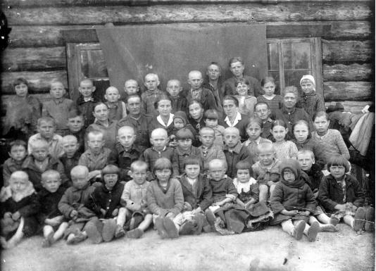 Uczniowie i nauczyciele szkółki polskiej zorganizowanej w zamieszkałym przez większą grupę depotowanych Polaków posiołku  98 Kiłometr (Ałtajski Kraj, ZSRR).
