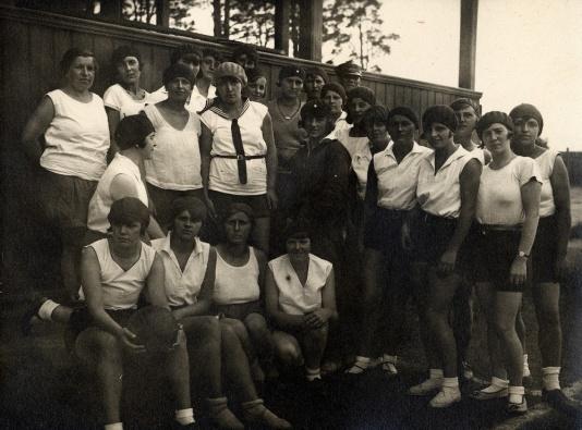 Studentki Centralnego Instytutu Wychowania Fizycznego na obozie treningowym w Gostyninie, na zdjęciu m.in. Aldona Jackiewicz.