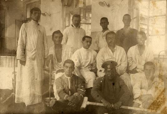 Pacjenci szpitala wojskowego w Rostwie (Rosja), na dole z lewej siedzi Dominik Piotrowski.