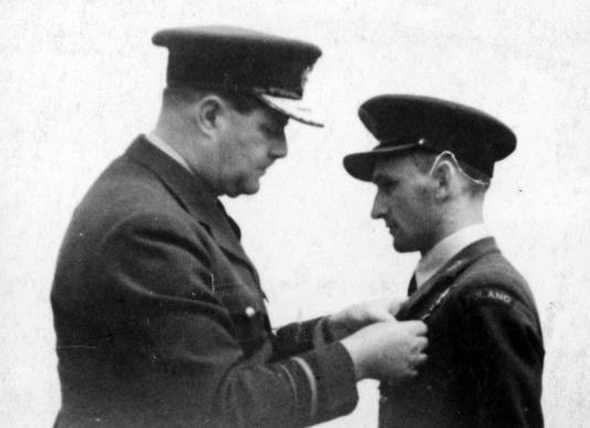Generał William Sholto-Douglas, dowódca lotnictwa myśliwskiego RAF, dekoruje kapitana Tadeusza Koca Krzyżem DFC (Distingnished Flying Cross) w siedzibie Dywizjonu 303 w Northolt (Londyn, Wielka Brytania)