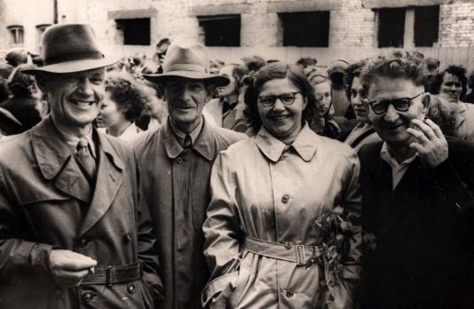Wanda Biłat i jej drugi mąż Wajdas Mikoken (z lewej) razem ze znajomymi podczas pochodu pierwszomajowego w Wilnie (ZSRR).