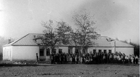 Wychowankowie oraz personel przed budynkiem Polskiego Domu Dziecka nr 25 w Stalinabadzie (obecnie Duszanbe, Tadżykistan, ZSRR).