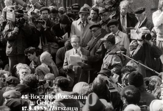 Marek Edelman przemawia pod Pomnikiem Bohaterów Getta w Warszawie podczas obchodów 45 rocznicy powstania w getcie warszawskim