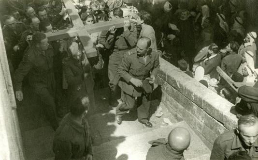 Żołnierze 2 Korpusu Polskiego w czasie wielkopostnego nabożeństwa Drogi Krzyżowej w Jerozolimie (Palestyna). Wraz z wojskowymi w uroczystościach brali udział polskie harcerki i harcerze ze szkół junackich oraz ludność cywilna.