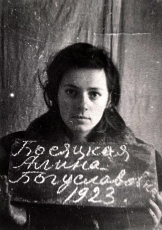 Alina Bosiacka, łączniczka Armii Krajowej ps. Dzika, fotografia wykonana w więzieniu na Łukiszkach w Wilnie w dniu aresztowania