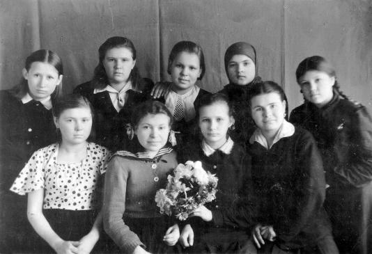 Dziewczynki z Domu Dziecka w Gorkim (obw. Mohylewski, ZSRR). Z kwiatami siedzi Leokadia Kamińska (obecnie Wojtasik).