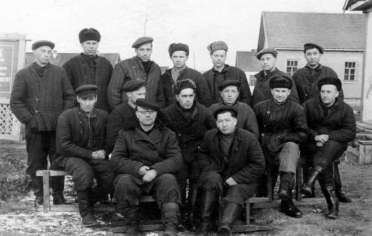 Na tle obozowych baraków w Workucie (Komi ASRR, ZSRR) stoją pracownicy zwolnieni z łagrów