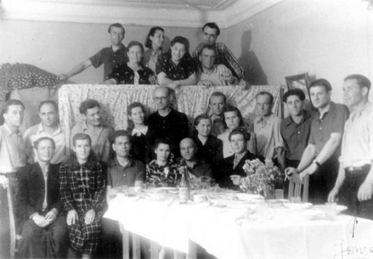 Grupa polaków przebywający na tzw. wolnej zsyłce w Norylsku (Krasnojarski Kraj, ZSRR) po uwolnieniu z łagrów.