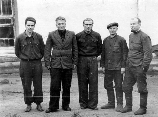 Polacy zwolnieni z sowieckiego łagru, stoją od lewej Michał Jawniejko, Topól, Władysław D., Nasielko, Kozłowski.