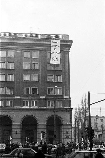 Akcja transparentowo-ulotkowa na budynku na rogu ulic Marchlewskiego (obecnie Jana Pawła II) i Elektoralnej przeciwko referendum.