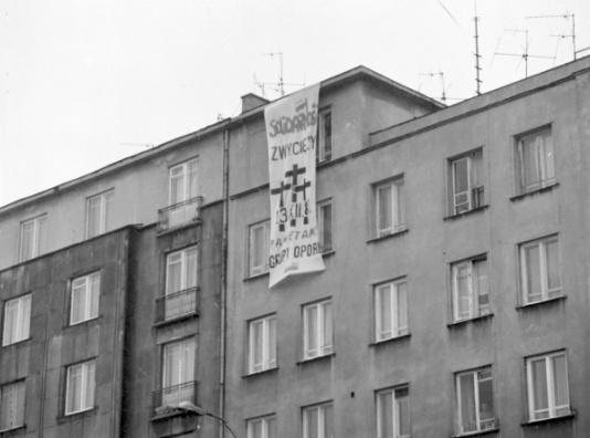 Akcja transparentowo-ulotkowa na ul. Puławskiej (na wysokości Supersamu) upamiętniająca wprowadzenie stanu wojennego i pomnik ofiar Grudnia 1970.