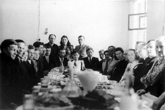 Hotel robotniczy w Norylsku (Krasnojarski Kraj, ZSRR). Wesele polskich zesłańców pozostających na tzw. dobrowolnej zsyłce po uwolnieniu z łagrów.