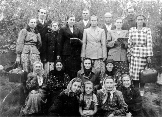 Polscy zesłańcy z terenów Mołdawii i Ukrainy zebrani na leśnej polanie w okolicach Irkucka (ZSRR) na nabożeństwo
