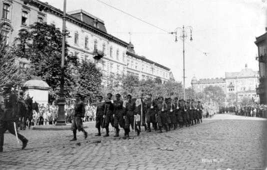 Przemarsz hufca Przysposobienia Wojskowego ulicami Lwowa w 250 rocznicę bitwy pod Wiedniem