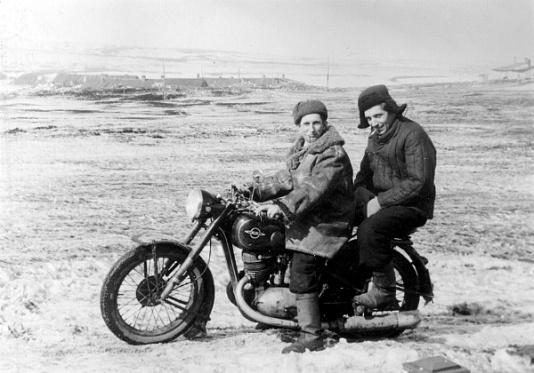 Przejażdżka na motocyklu dookoła osiedla przy kopalni Szu-2 w Workucie (Komi, ZSSR).