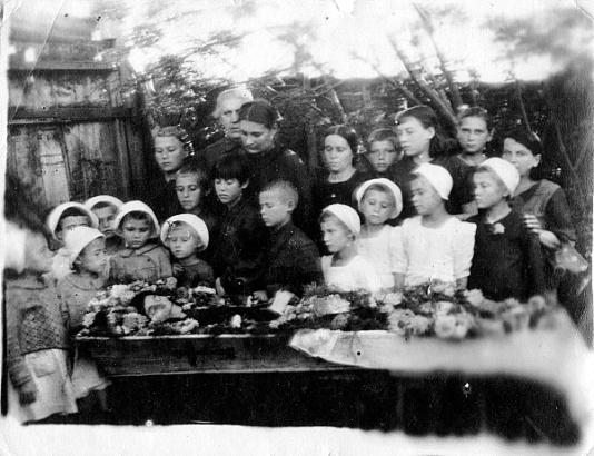 Wanda, Maria i Stanisław Daniccy deportowani wraz z rodziną w głąb ZSRR na pogrzebie matki, Anny Danickiej-Chmiel