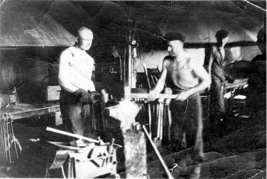 Więźniowie Antoni Jasinowicz i Tadeusz Dryjański podczas pracy w kuźni 11 łagpunktu Krasłagu (Krasnojarski Kraj, ZSRR).