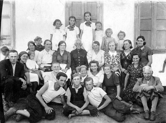 Grupa polskich zesłańców przed budynkiem w Smirnowce (obw. Kustanajski, Kazachstan, ZSRR)