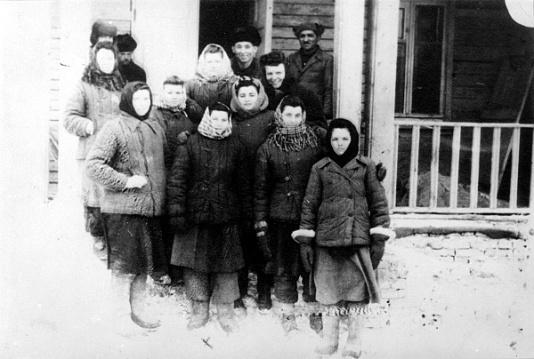 Brygada więźniarek w ubraniach roboczych Ukrainki, Rosjanki oraz Polka, Tekla Impierowicz przed jednym z budynków w łagrze Kingir (obw. Karagandyjski, Kazachstan, ZSRR).