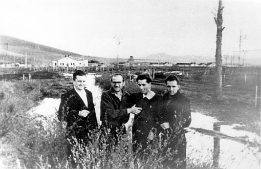 Polacy zwolnieni z łagrów, przebywający na tzw. wolnej zsyłce w Miaunży (Kołyma, obw. Magadański, ZSRR).