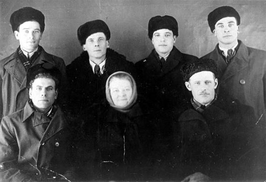 Grupa Polaków uwolnionych z łagrów, przebywająca na tzw. wolnej zsyłce w Norylsku (Krasnojarski Kraj, ZSRR).