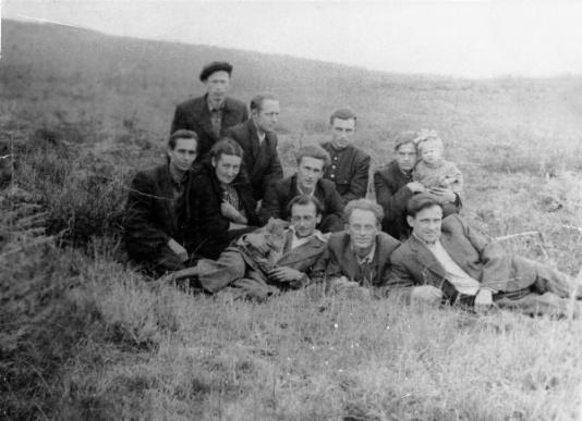 Byli więźniowie zwolnieni z łagrów na łące w okolicach Stiekolnego (obw. Madagański, Kołyma, ZSRR), w środku leży Tadeusz Dziemidok