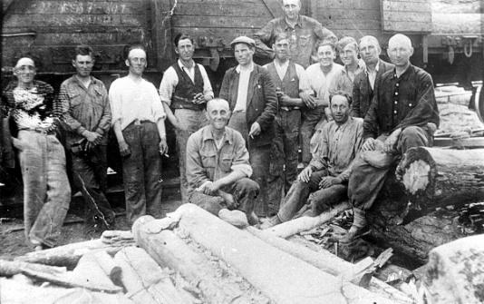 Polscy zesłsańcy pracujący przy załadunku drewna na stacji Kostousowo (rej. Reż, okr. Swierdłowsk, ZSRR).