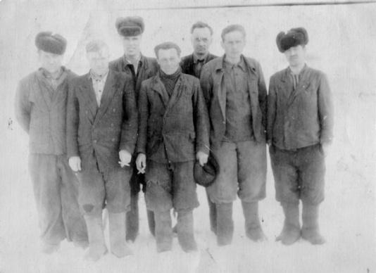 Brygada robocza złożona z byłych więźniów łagrów w Susumanie (obw. Magadański, ZSRR), drugi z prawej: Kazimierz Klimaszewski.