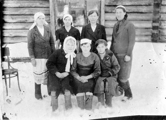 Polki deportowane do miejscowości Oziero (Maryjska RA, ZSRR), pierwsza od prawej stoi: Kazimiera Walczak, siedzi: pierwsza od prawej (w berecie) Krystyna Pilna (z d. Walczak).