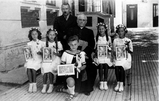 Dzieci ze szkoły podstawowej w Craiovej (Rumunia), zdjęcie wykonane na pamiątkę Pierwszej Komunii Świętej.