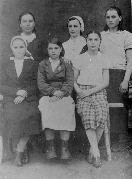 Polki deportowane do Leonidowki (obw. Pawłodarski, Kazachstan, ZSRR), pierwsza z prawej stoi Leokadia Witkowska.