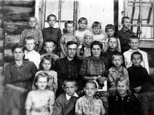 Uczniowie szkoły podstawowej w miejscowości Gaite (obw. Irkucka, ZSRR).