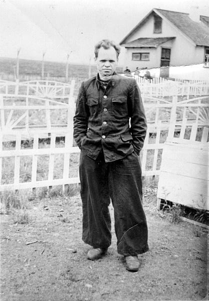 Portret mężczyzny na tle obozowego baraku w Incie (Komi, ZSRR).