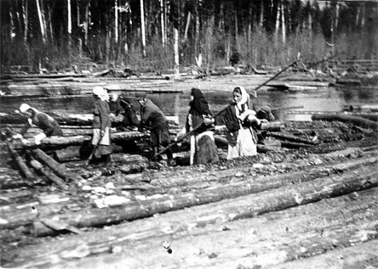 Polscy zesłańcy podczas pracy przy spławie drewna na rzece Sisoła (posiołek Kajgorodek, Komi, ZSRR).