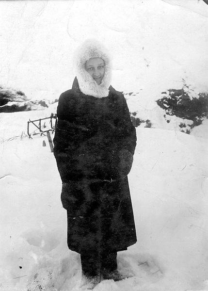 Święta Bożego Narodzenia na zesłaniu. Irena Sobocińska na tle zimowego krajobrazu obw. Kustanajskiego (Kazachstan, ZSRR).