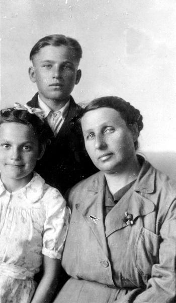 Stanisława Godlewska z bratem Mieczysławem i matką podczas zesłania w Małej Minusie (Krasnojarski Kraj, ZSRR).