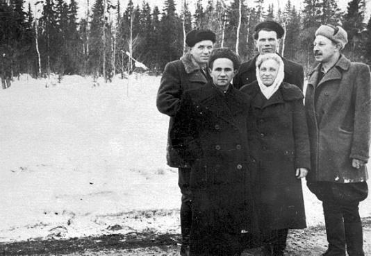 Grupa polskich zesłańców w Incie (Komi, ZSRR), oczekujących na powrót do kraju.