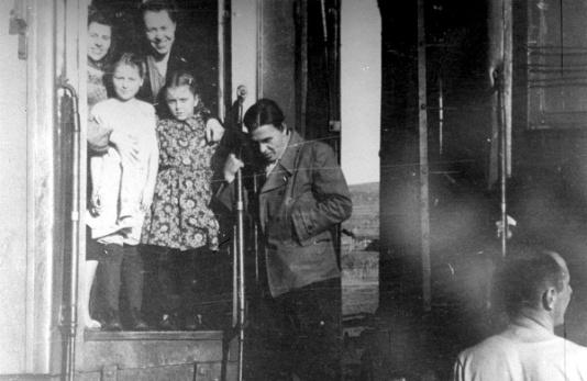Powrót Polaków zesłanych do Krasnojarskiego Kraju (ZSRR). W drzwiach pociągu stoją Maria Michalczuk i Janina Durlik oraz Leopold Ćwikla (Świkla)
